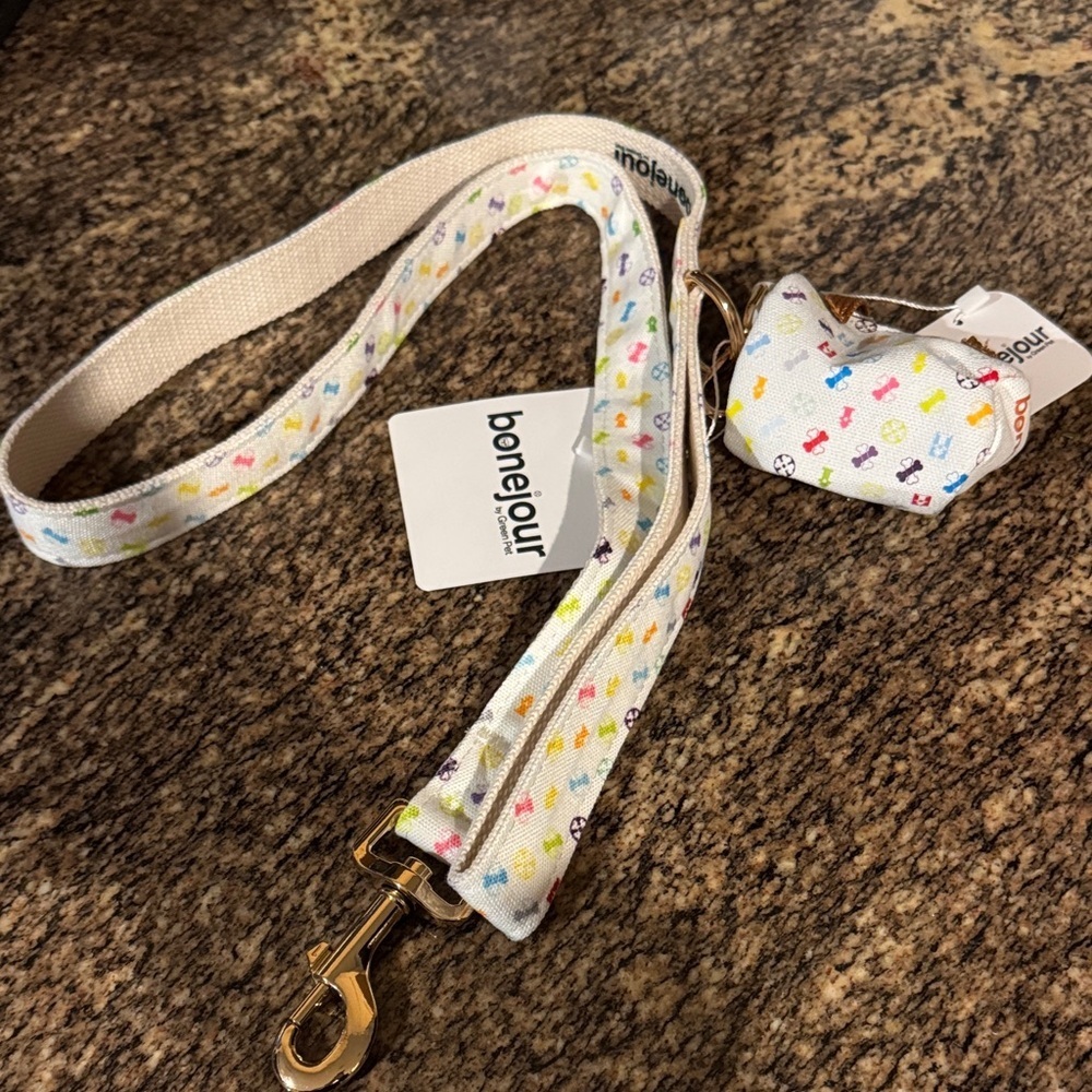 Pooie Vuiton Dog Waste Bags & Leash, Collar, Waste bag dispenser and bowl - Picture 7 of 8